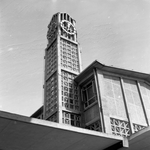 837689 Gezicht op de klokkentoren van het N.S.-station Arnhem te Arnhem.